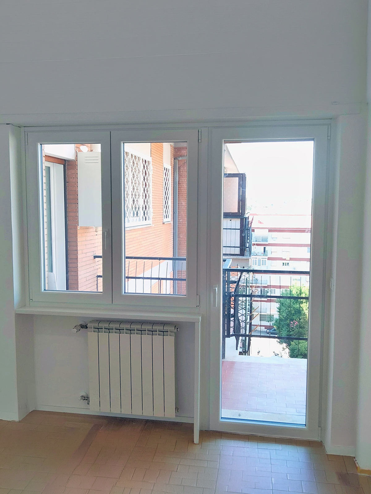 Infissi in PVC bianco composti da finestra e porta finestra per l'accesso al balcone