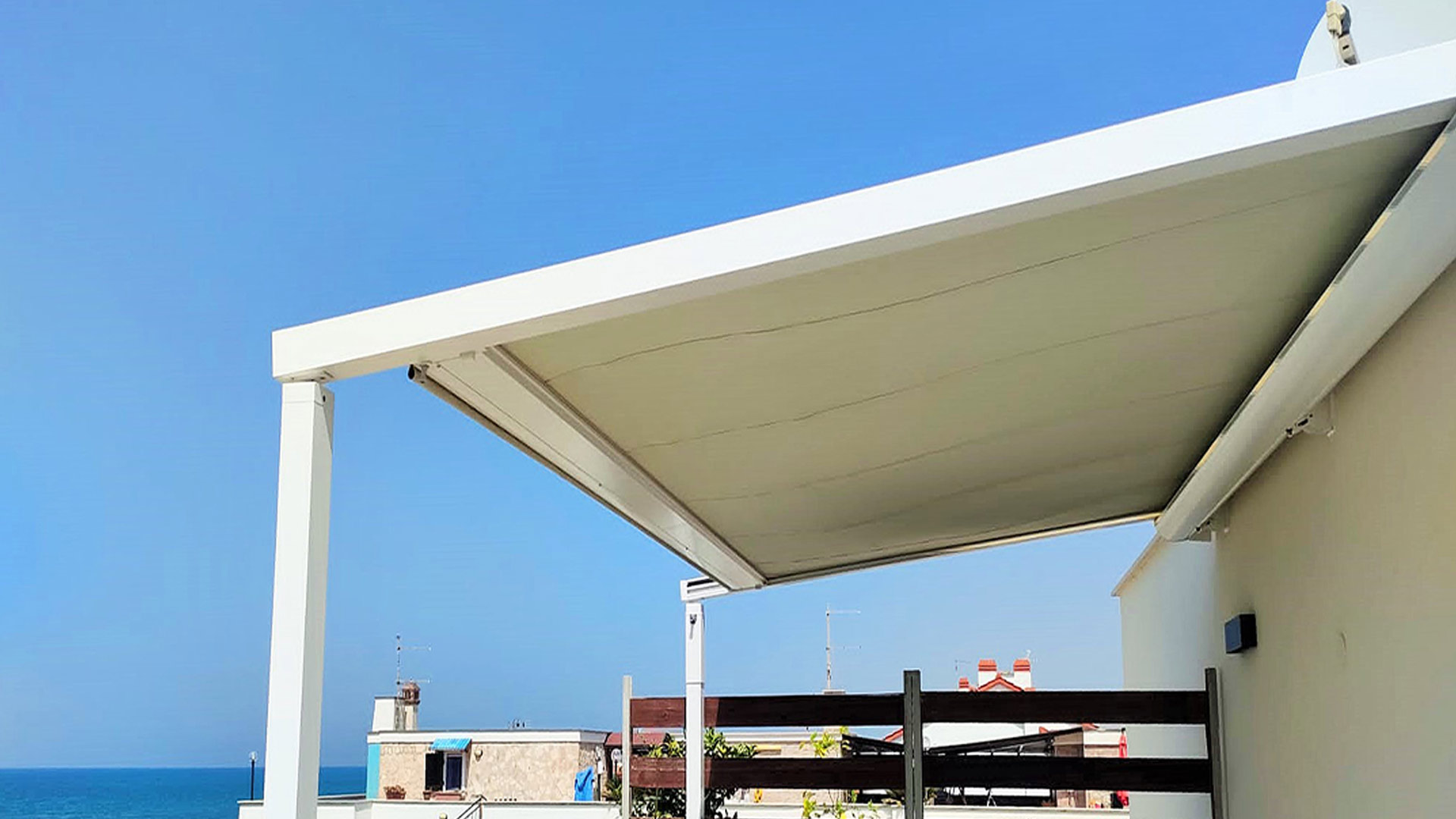 Pergola con tetto retrattile KE Hydra installata su un terrazzo vista mare a Torvaianica