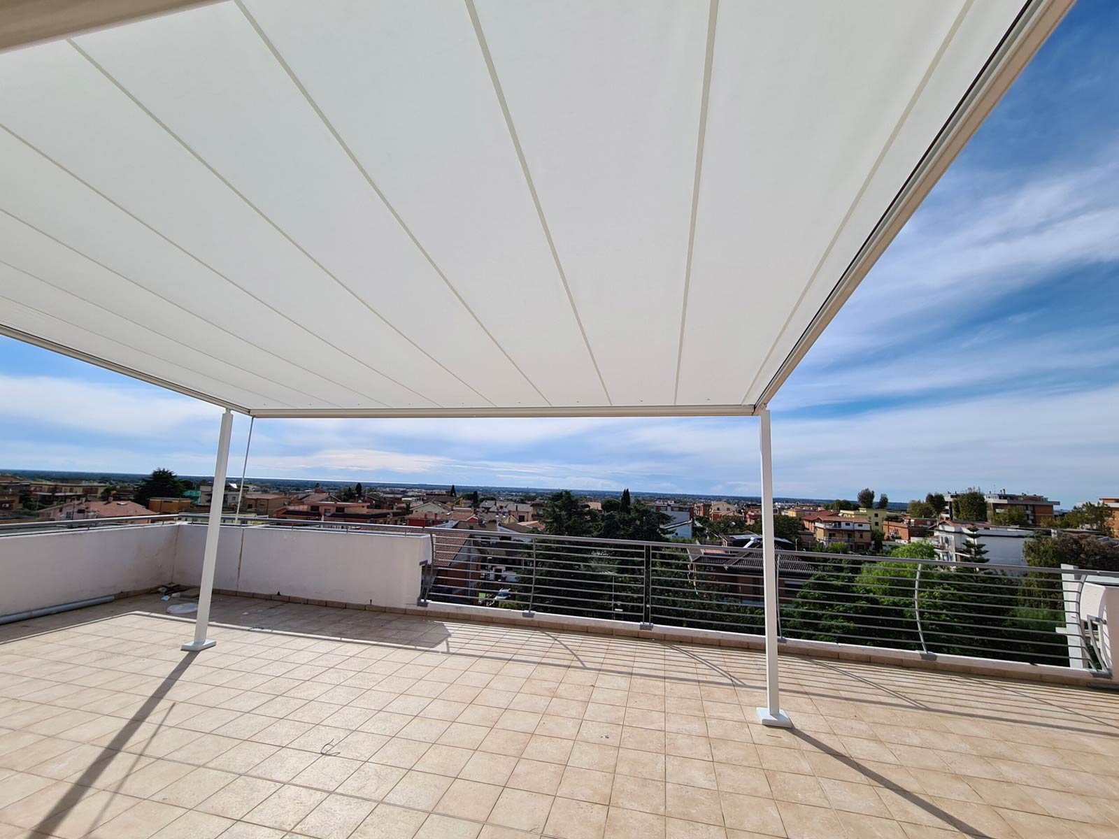 Grande copertura solare bianca aperta su un ampio terrazzo panoramico