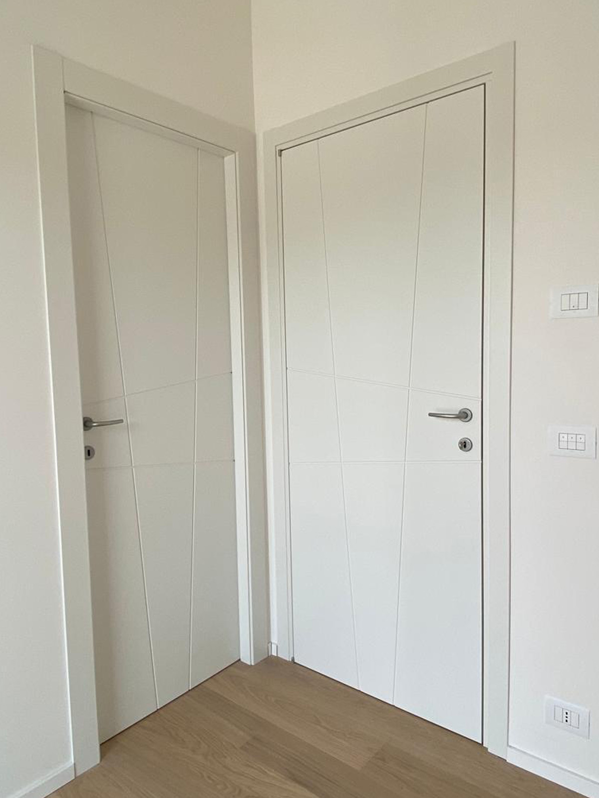 Due porte interne bianche DoorArreda modello Pandora con eleganti incisioni geometriche