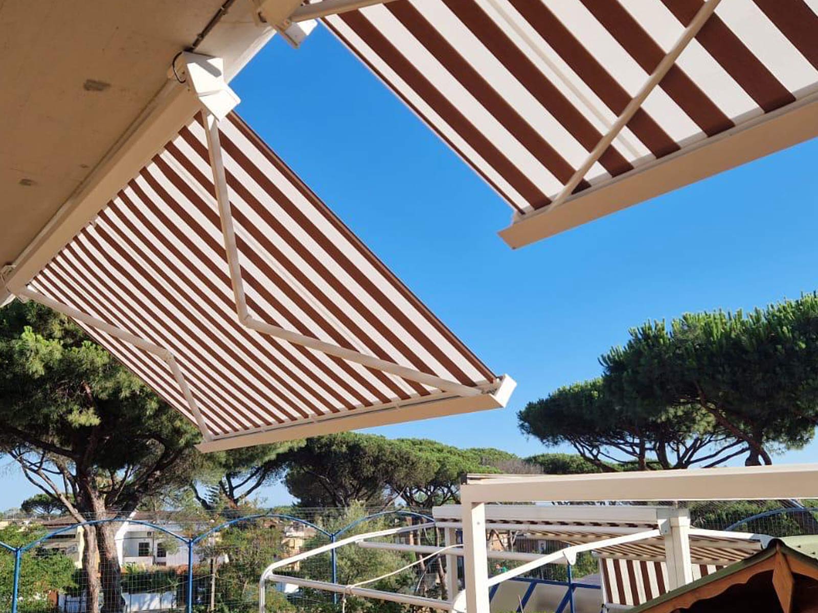 Dettaglio della struttura e dei bracci in alluminio di una tenda da sole aperta